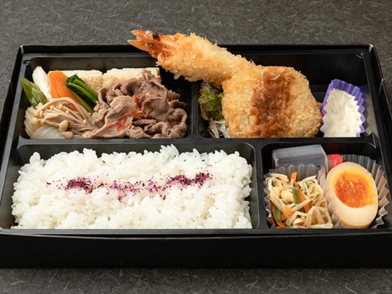 すき焼きと有頭大海老フライの贅沢弁当