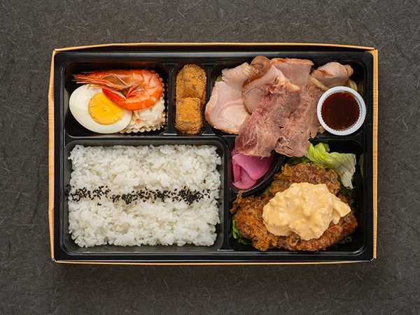 煮玉子タルタルのチキン南蛮と牛ステーキ＆ローストビーフ弁当