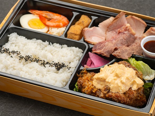 煮玉子タルタルのチキン南蛮と牛ステーキ＆ローストビーフ弁当