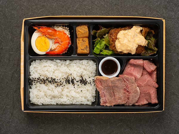 ステーキ＆ローストビーフと煮玉子タルタルのチキン南蛮弁当