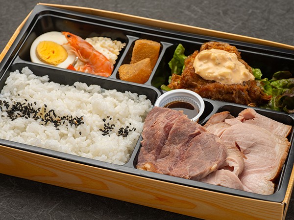 ステーキ＆低温調理のレアチャーシューと煮玉子タルタルのチキン南蛮弁当