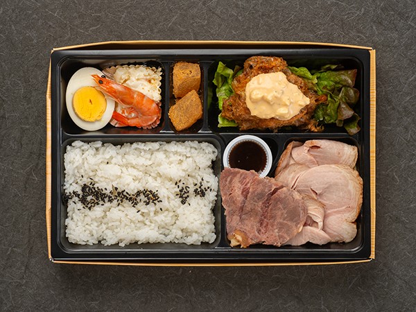 煮玉子タルタルのチキン南蛮と低温調理のレアチャーシュー＆ステーキ弁当