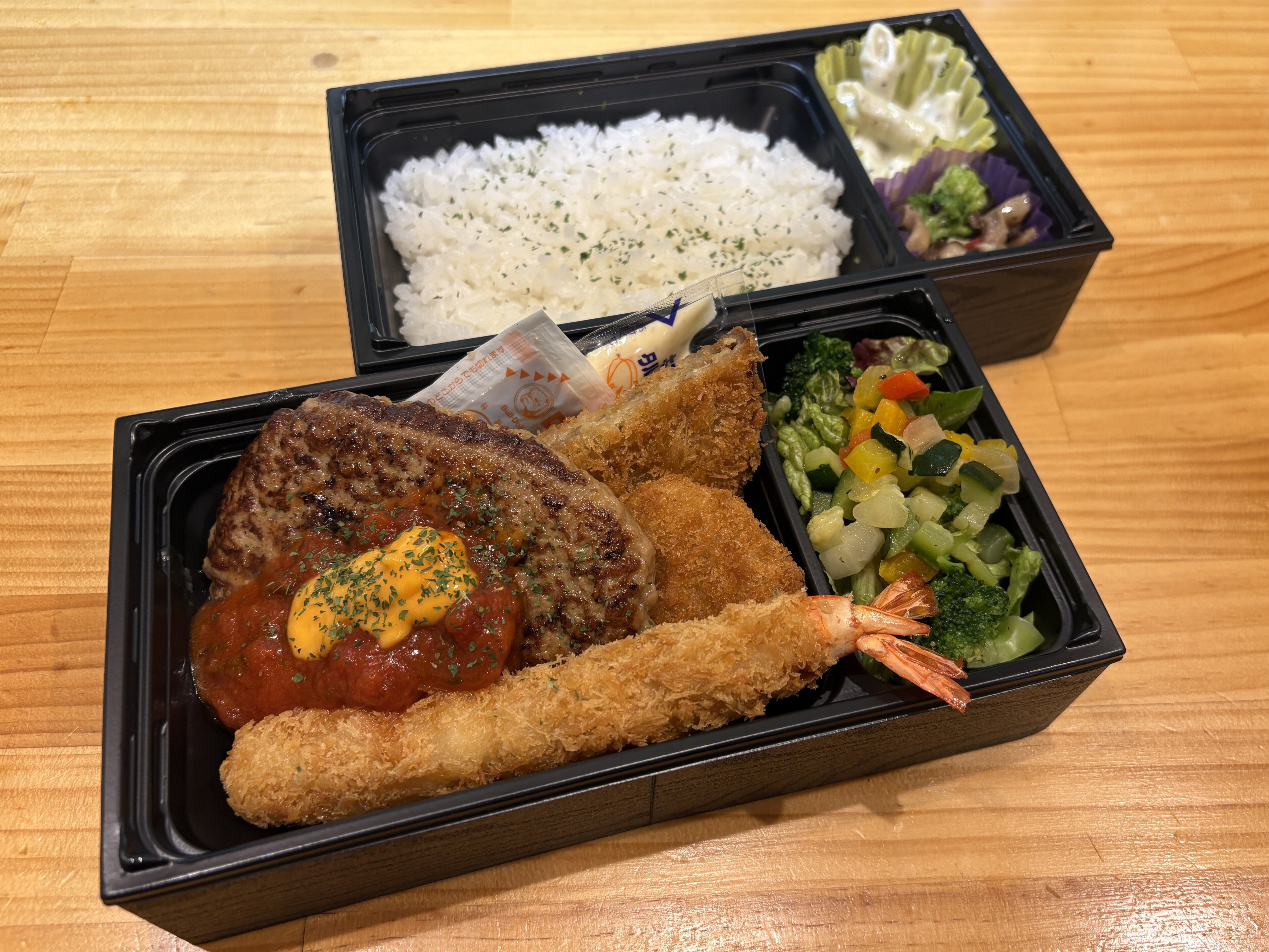 トマトチーズハンバーグ×ミックスフライ二段重