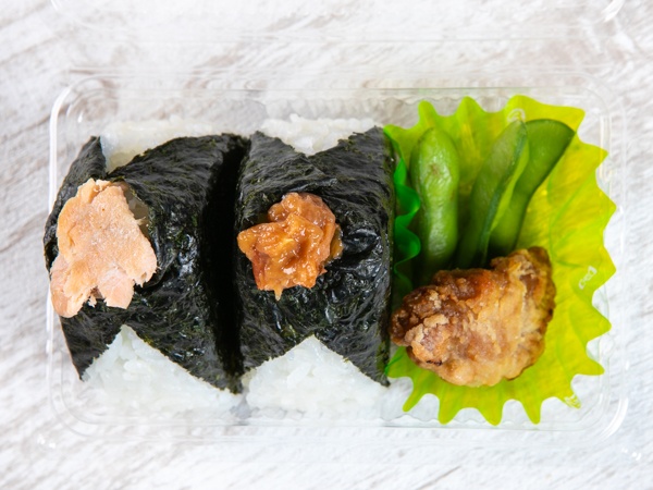 【お結び２種＋米粉の揚げない唐揚げセット】北海道産焼き塩鮭（無添加）＆紀州南高梅（無着色）