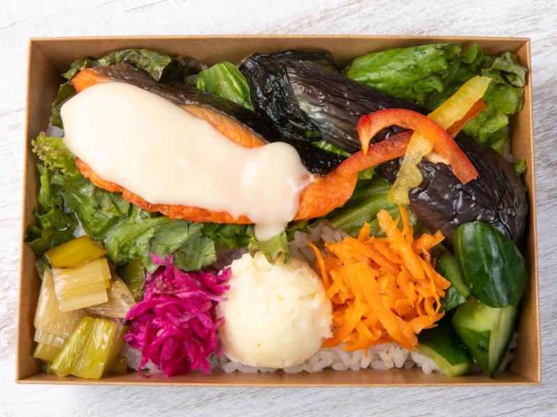 銀鮭のグリル クリームソースと7種の彩り副菜弁当