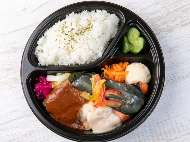 手作りハンバーグ＆銀鮭のグリル クリームソースと8種の彩り副菜弁当