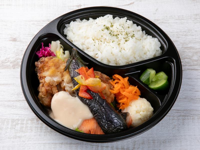 銀鮭のグリル クリームソース＆国産鶏の竜田揚げおろしポン酢と8種の彩り副菜弁当