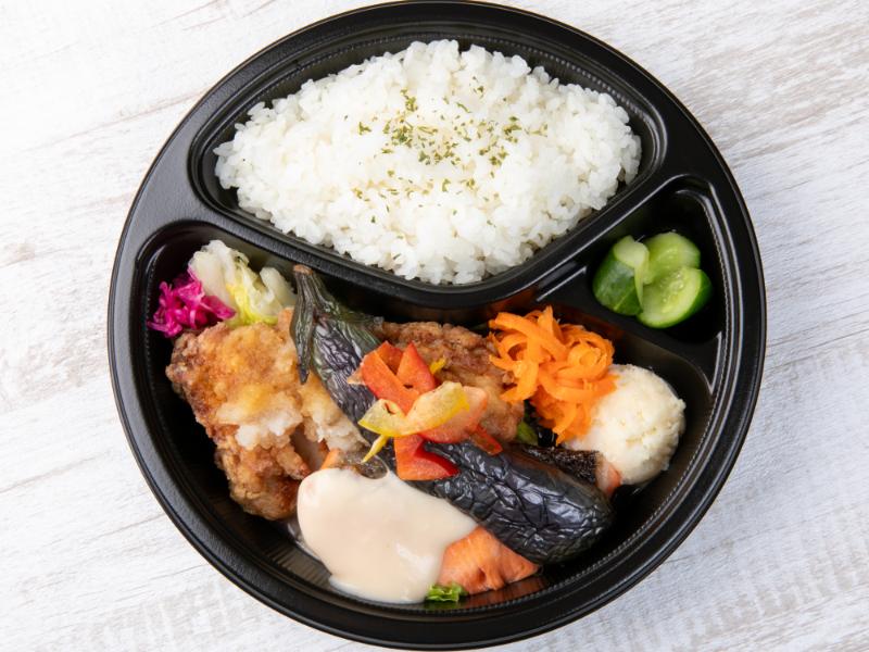 銀鮭のグリル クリームソース＆国産鶏の竜田揚げおろしポン酢と8種の彩り副菜弁当