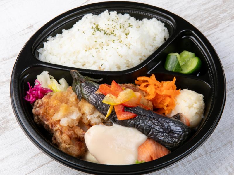 銀鮭のグリル クリームソース＆国産鶏の竜田揚げおろしポン酢と8種の彩り副菜弁当