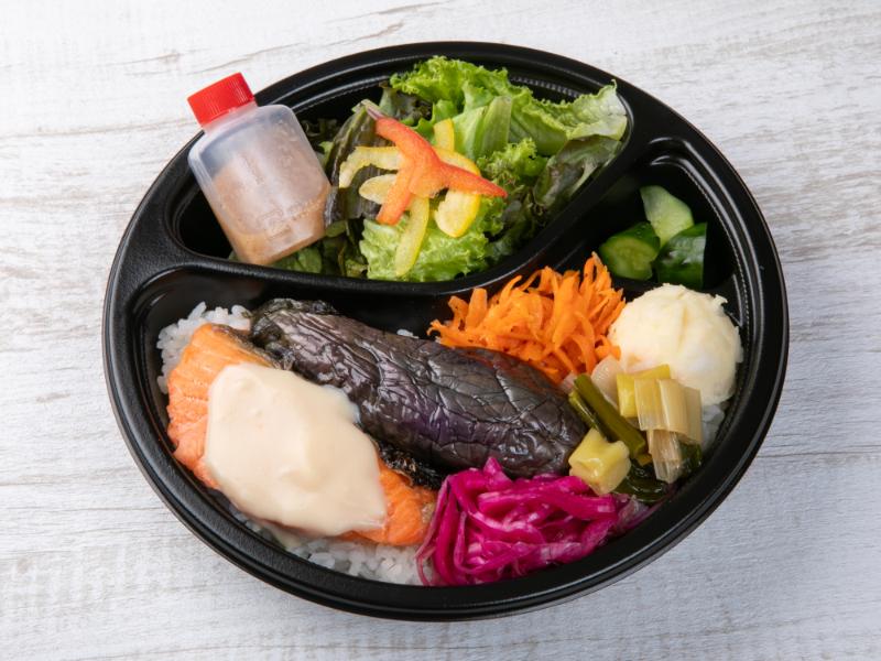 銀鮭のグリル クリームソースと7種の彩り副菜弁当～サラダ（自家製ドレッシング）付き～