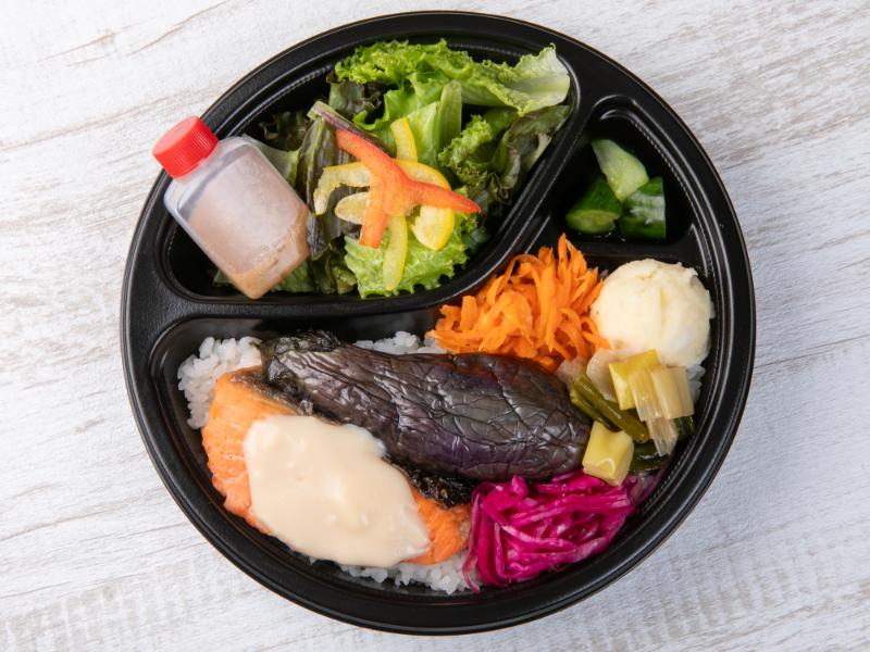 銀鮭のグリル クリームソースと7種の彩り副菜弁当～サラダ（自家製ドレッシング）付き～