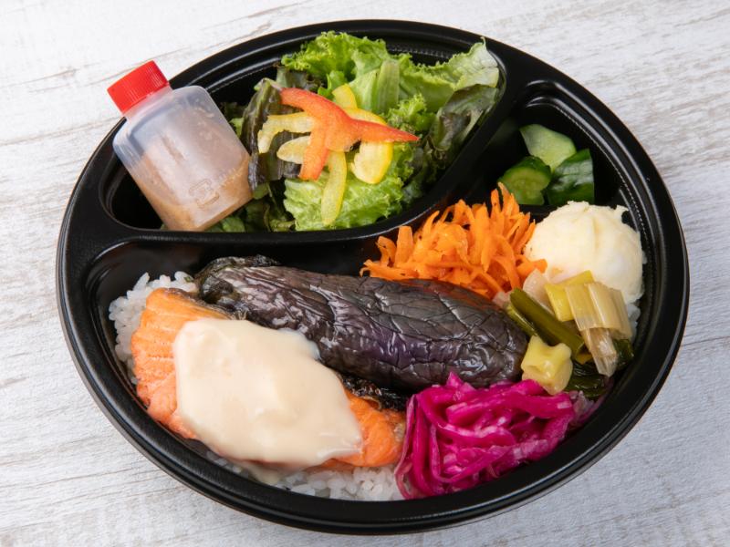 銀鮭のグリル クリームソースと7種の彩り副菜弁当～サラダ（自家製ドレッシング）付き～