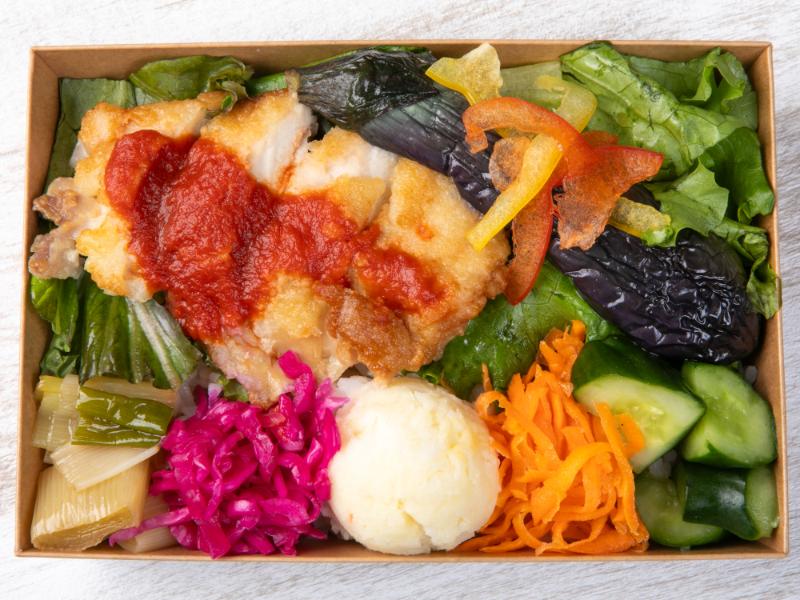 国産鶏ももグリル トマトソースと7種の彩り副菜弁当