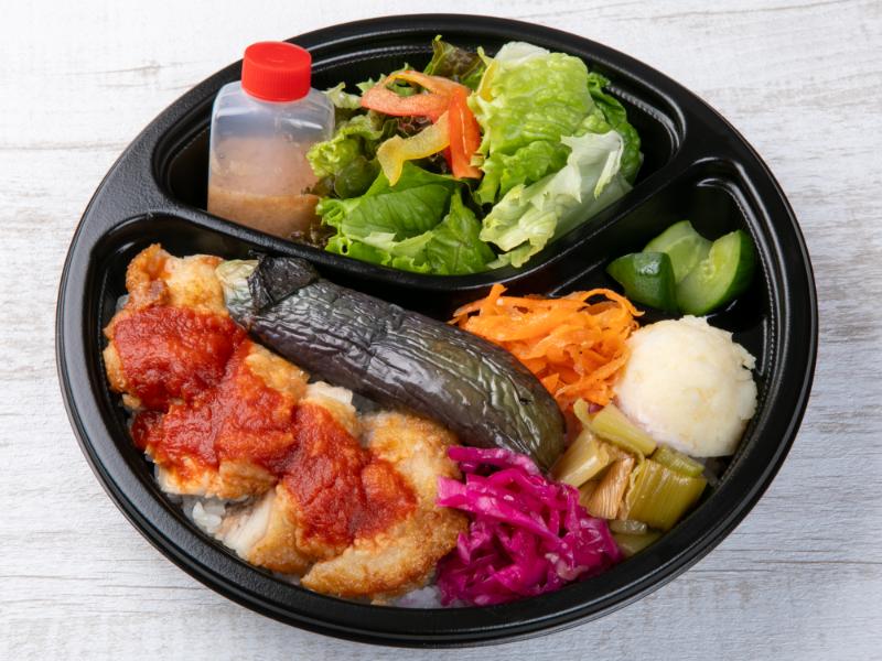 国産鶏ももグリル トマトソースと7種の彩り副菜弁当～サラダ（自家製ドレッシング）付き～