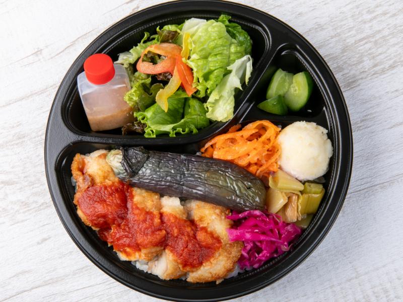 国産鶏ももグリル トマトソースと7種の彩り副菜弁当～サラダ（自家製ドレッシング）付き～
