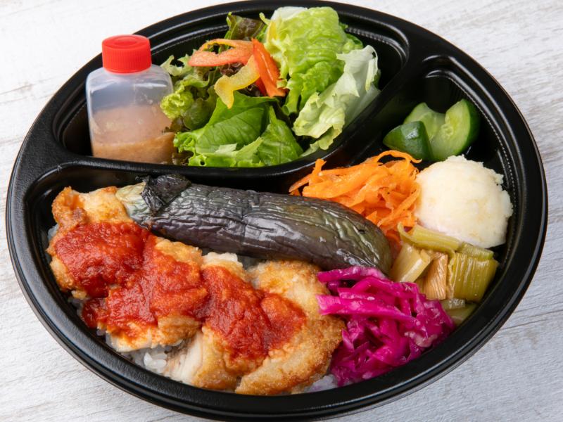 国産鶏ももグリル トマトソースと7種の彩り副菜弁当～サラダ（自家製ドレッシング）付き～