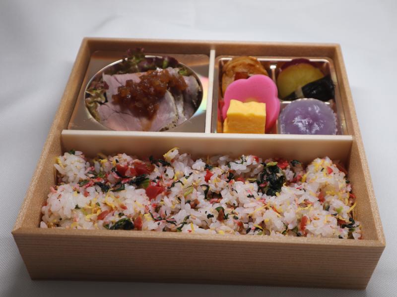 ローストビーフの梅ちりめんご飯弁当