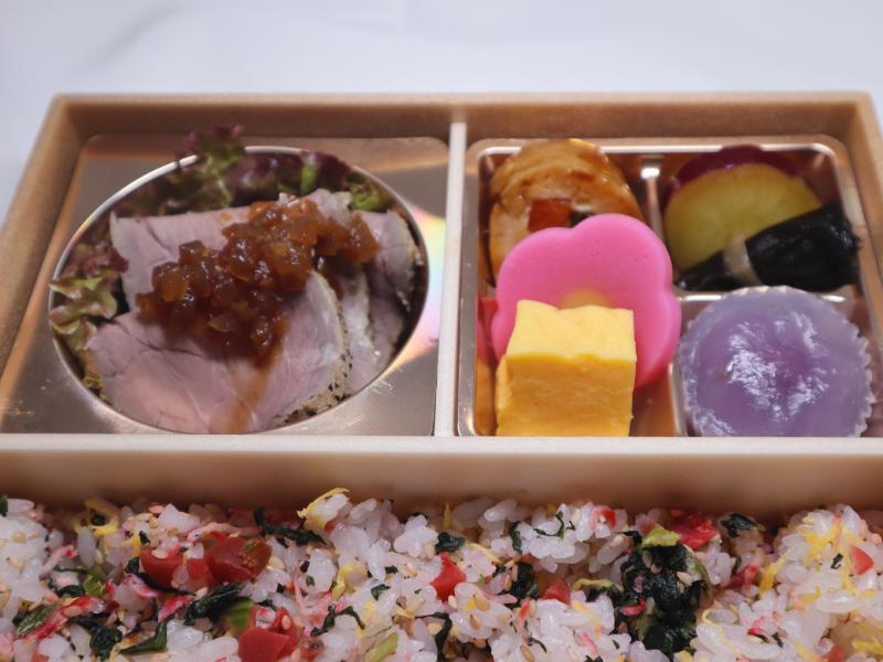 ローストビーフの梅ちりめんご飯弁当