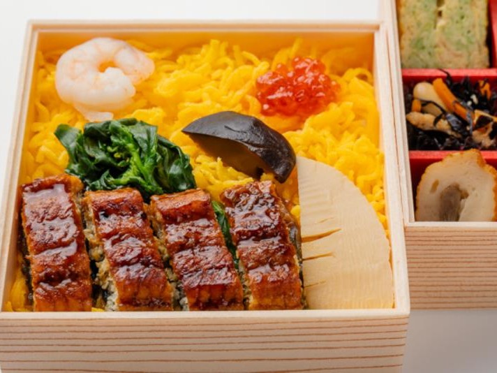 鰻ちらし寿司と彩り9升の二段弁当