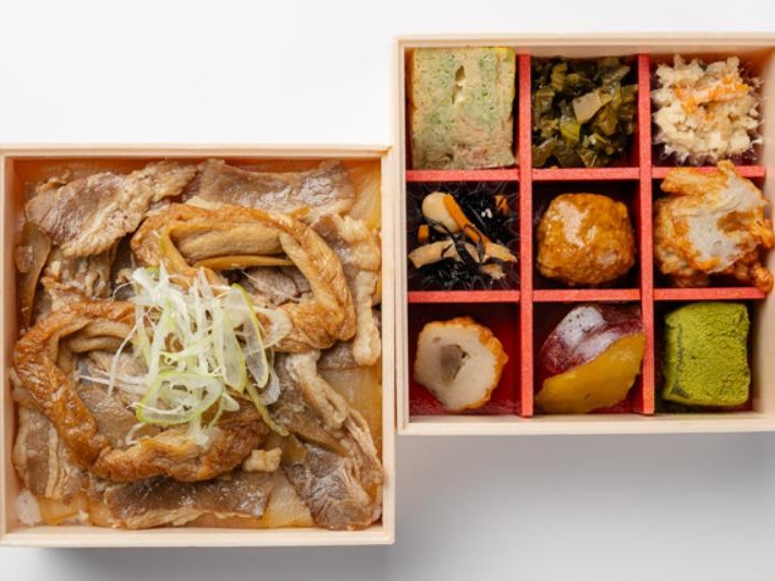 特製牛丼と彩り9升の二段弁当