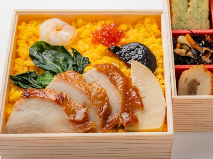 五目ちらし寿司と彩り9升の二段弁当