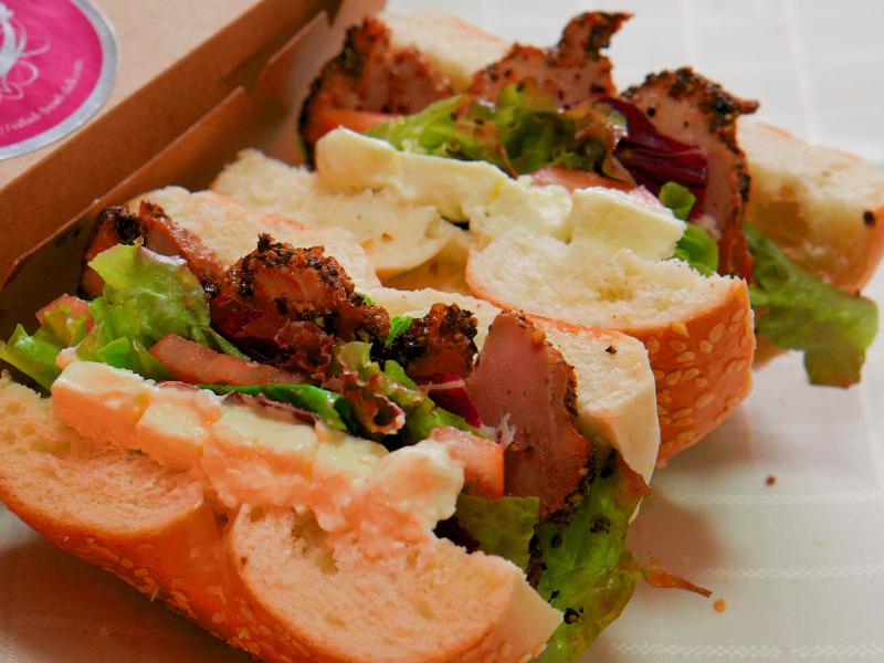 Ｎ．Ｙ．ベーグルサンドイッチ！鴨パストラミ＆クリームチーズ＆トマト