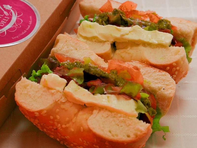 Ｎ．Ｙ．ベーグルサンドイッチ！バジルチキン＆クリームチーズ＆トマト