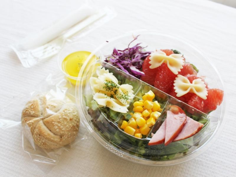 たっぷり！彩色サラダBOWL御膳！スモークチキンとモッツァレラのたっぷり！彩色サラダ＆プチバケット