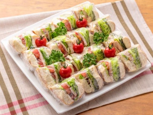 N．Y．ベーグルサンドイッチプレート（ボリュームMIX．Mサイズ1／4×16個　3、4名様に最適です。1つ1つラッピングしております。）