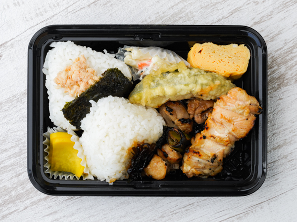 選べるおにぎり＆焼き鳥弁当
