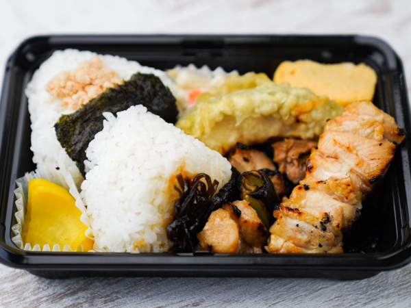 選べるおにぎり＆焼き鳥弁当