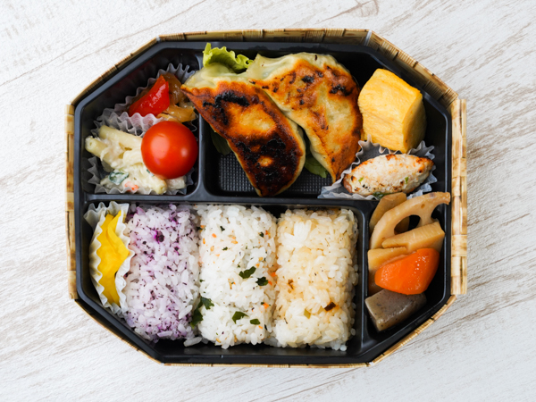 贅沢俵おにぎり＆手作り野菜餃子弁当