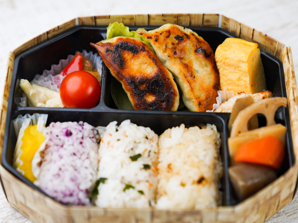 贅沢俵おにぎり＆手作り野菜餃子弁当
