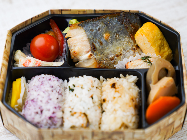 贅沢俵おにぎり＆鰆の西京焼き弁当