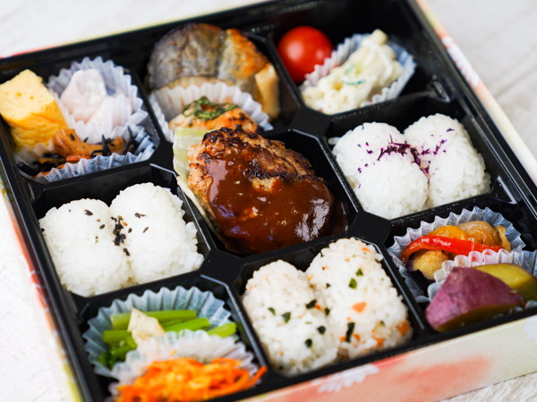 一口ハンバーグと彩りおかずの俵おにぎり弁当