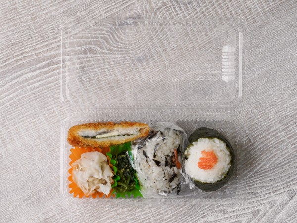 選べるおむすびと日替わり総菜セット