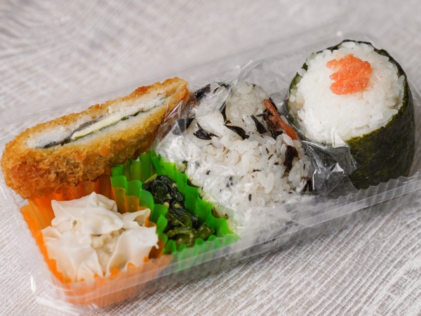 選べるおむすびと日替わり総菜セット