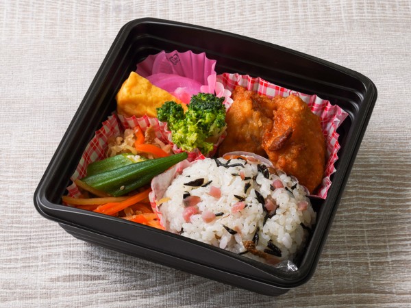 大きなおむすびと唐揚げ弁当