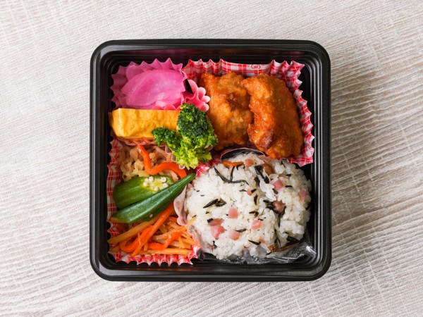 大きなおむすびと唐揚げ弁当