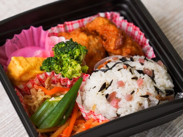 大きなおむすびと唐揚げ弁当
