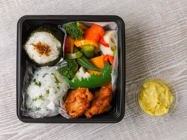 いろどり温野菜のおむすび弁当（唐揚げ）