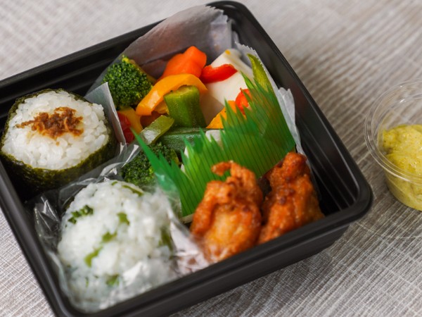 いろどり温野菜のおむすび弁当（唐揚げ）