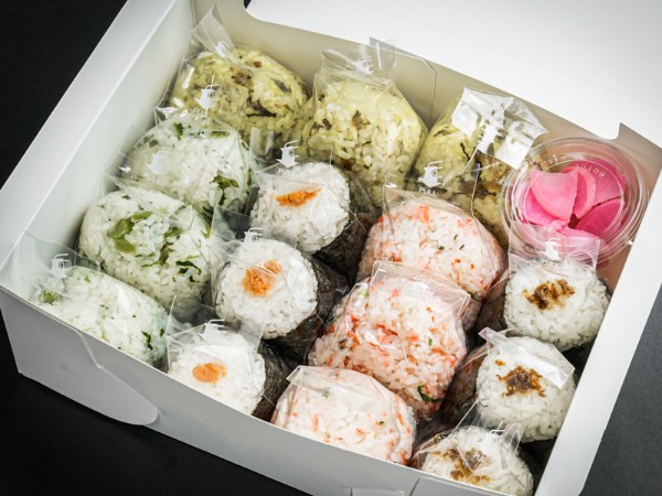 白箱入りおむすび15個