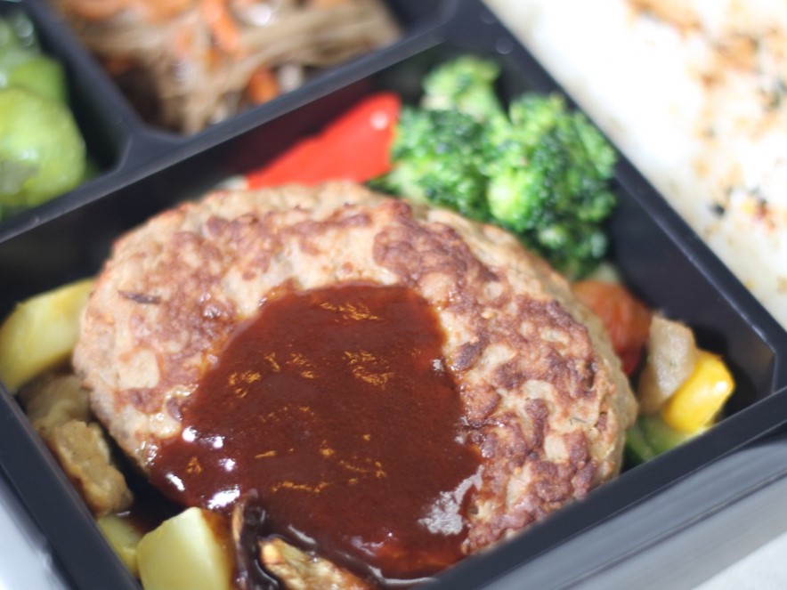 粗挽きハンバーグステーキと地中海野菜のグリル弁当