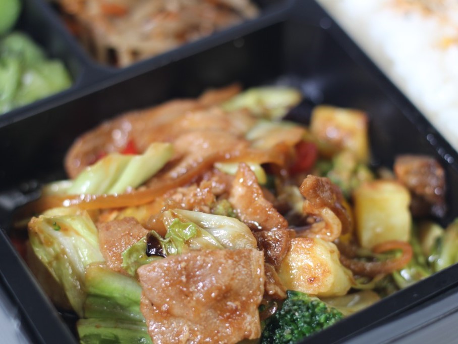 豚焼肉と野菜のみそ炒めと地中海野菜のグリル弁当