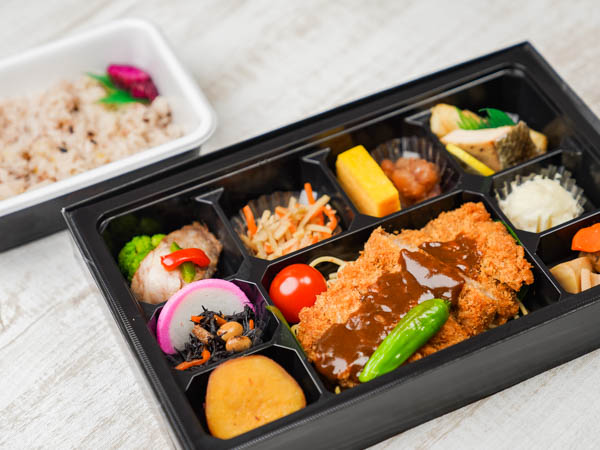 牛かつと唐揚げの十一菜幕の内