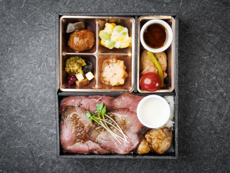 秋田名物比内地鶏と牛モモの低温ローストビーフ弁当