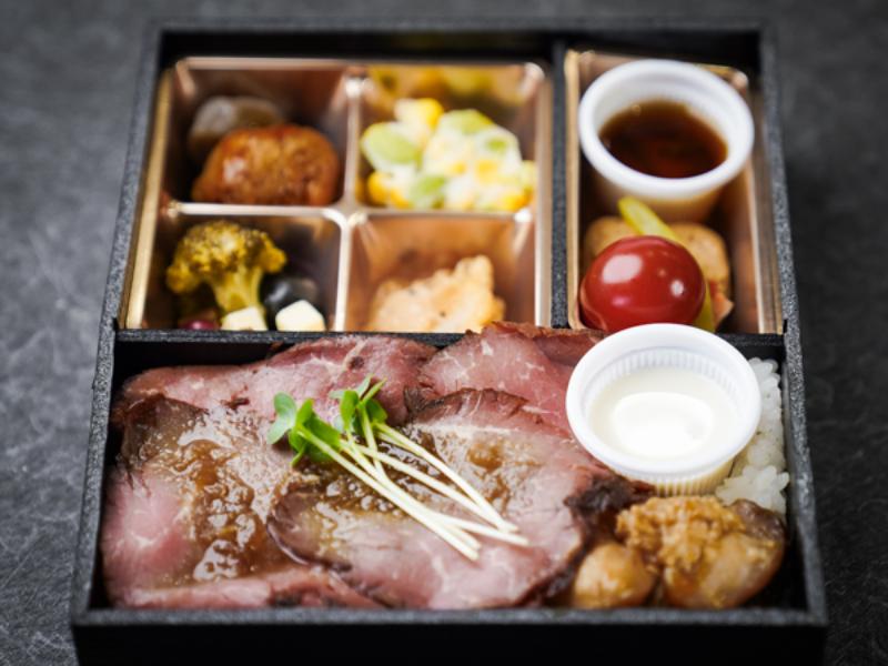 秋田名物比内地鶏と牛モモの低温ローストビーフ弁当