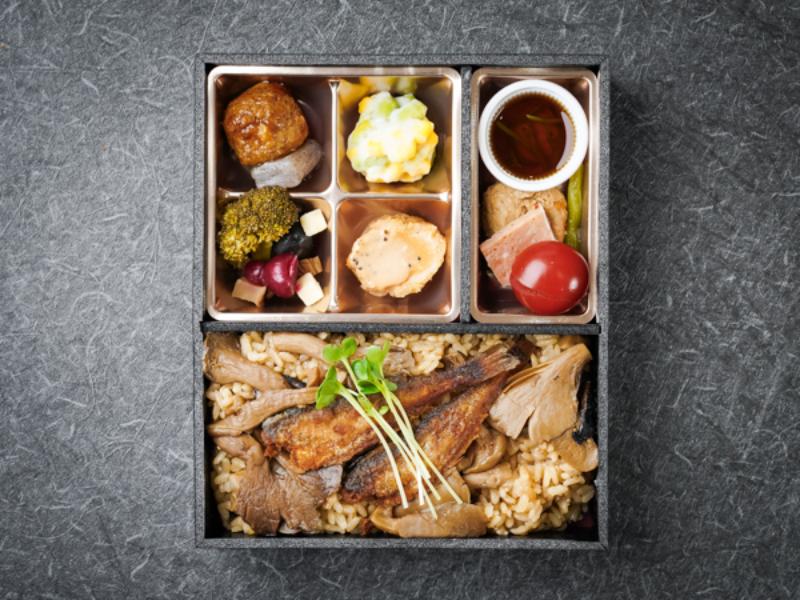 秋田名物ハタハタの唐揚げと秋田食材の和み弁当