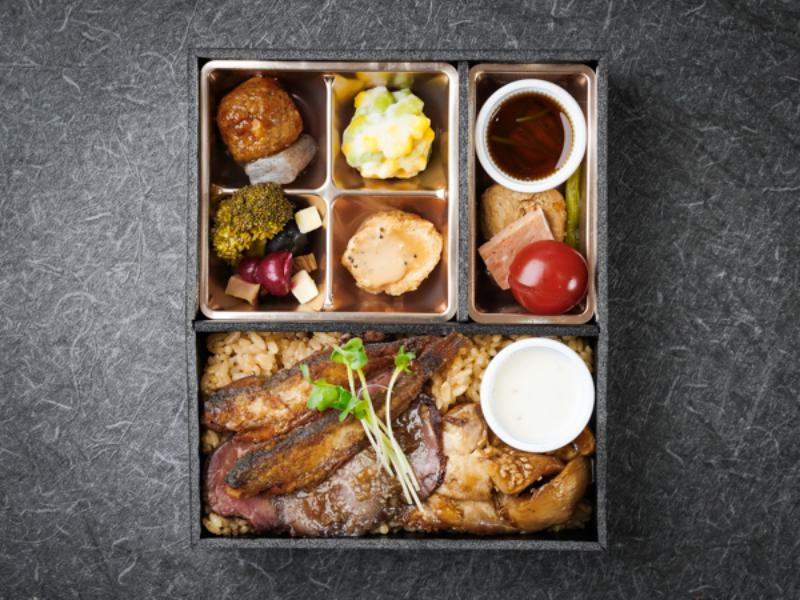 秋田名物比内地鶏照り焼きとハタハタ唐揚げ低温ローストビーフの満喫弁当